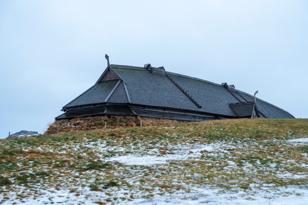 Wikinger und ein Kopf am&nbsp;Strand